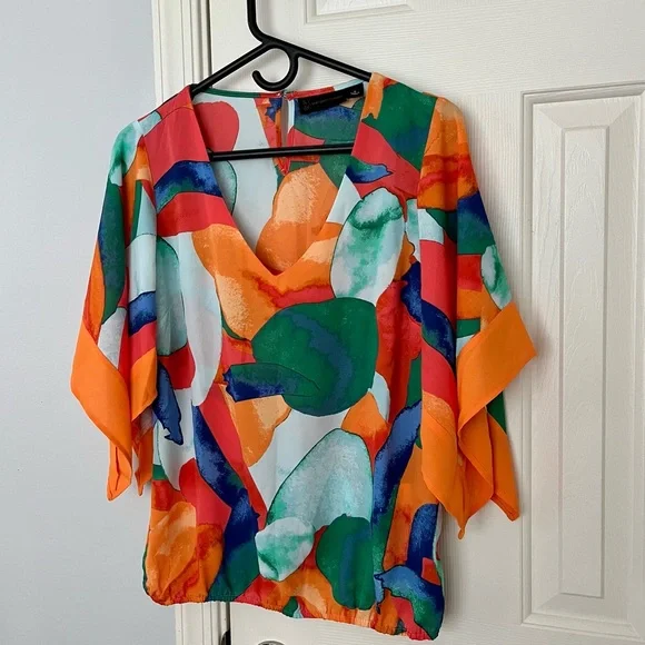 🔥NWOT🔥 Classy, Elegant Lightweight Fun Colors Wide Sleeves Top - Picture 2 of 9